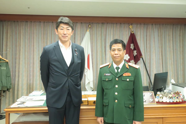 ギア・ベトナム人民軍副総参謀長の岩本政務官表敬1