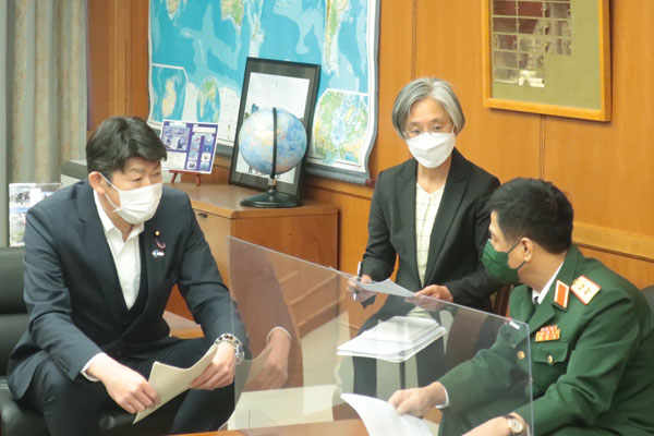 ギア・ベトナム人民軍副総参謀長の岩本政務官表敬2