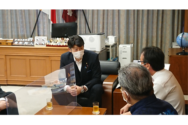 沖縄県嘉手納町長からの表敬