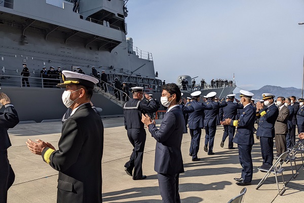 護衛艦「さみだれ」（第４１次隊）の出国行事出席