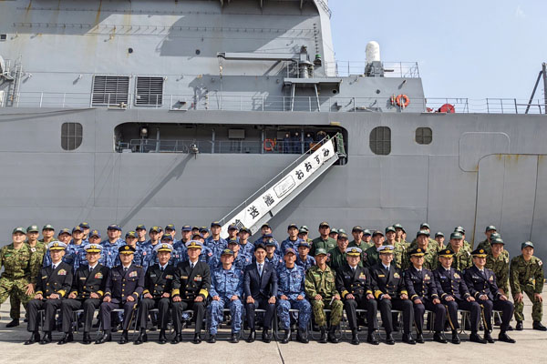 輸送艦「おおすみ」の帰国行事への出席