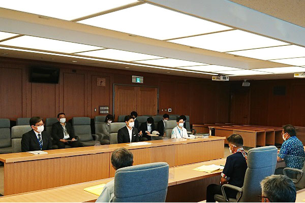 沖縄県議会議員団からの要請