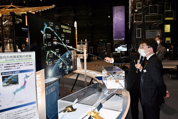 宇宙航空研究開発機構（ＪＡＸＡ）筑波宇宙センターの視察