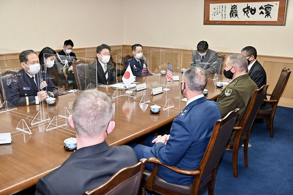 ディキンソン米宇宙コマンド司令官の鬼木防衛副大臣表敬