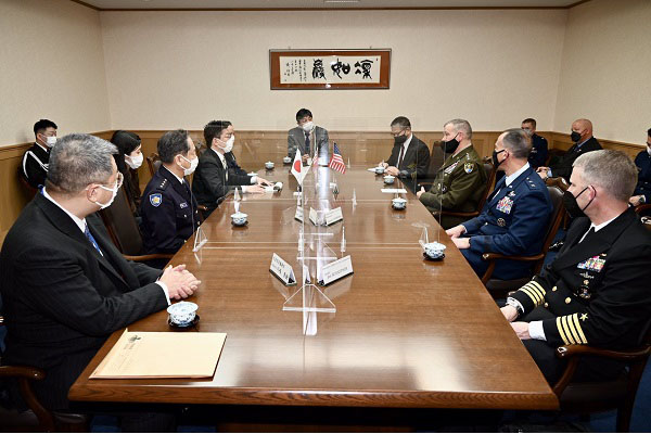 ディキンソン米宇宙コマンド司令官の鬼木防衛副大臣表敬