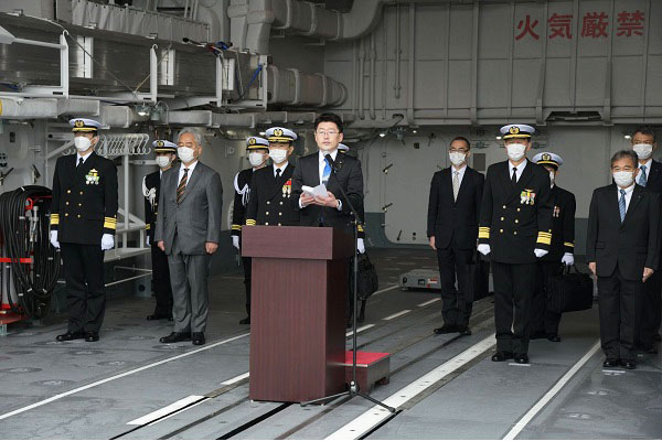 護衛艦「くまの」引渡式・自衛艦旗授与式への出席