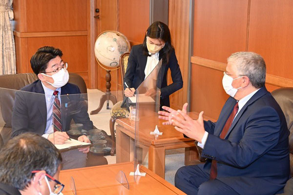エシェル・イスラエル国防次官の鬼木副大臣表敬