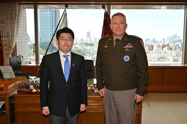 ラカメラ在韓米軍司令官の鬼木防衛副大臣表敬