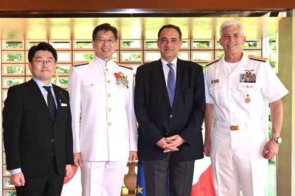 湯浅自衛艦隊司令官のレジオン・ドヌール勲章「シュヴァリエ」叙勲式