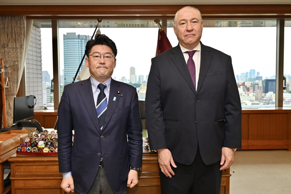 セミナリオ・駐日ペルー共和国特命全権大使の鬼木防衛副大臣表敬