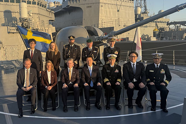 ヨンソン・スウェーデン国防大臣による護衛艦「いなづま」等視察