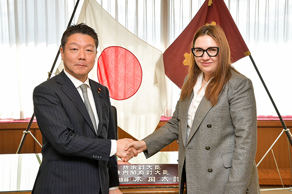 ティンカ・ルーマニア外務次官による本田防衛副大臣表敬