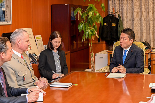 シル仏陸軍参謀長による本田防衛副大臣表敬