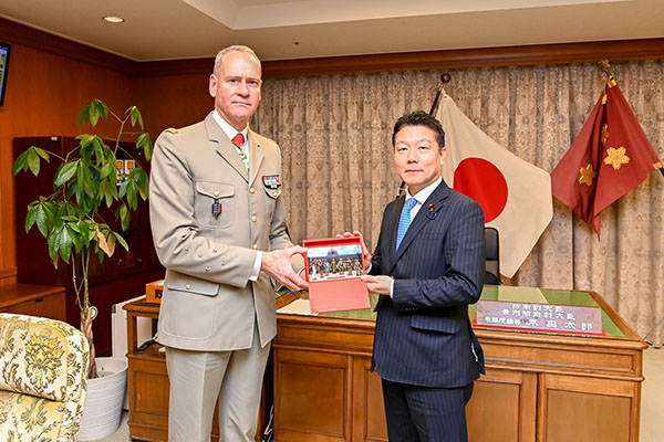 シル仏陸軍参謀長による本田防衛副大臣表敬