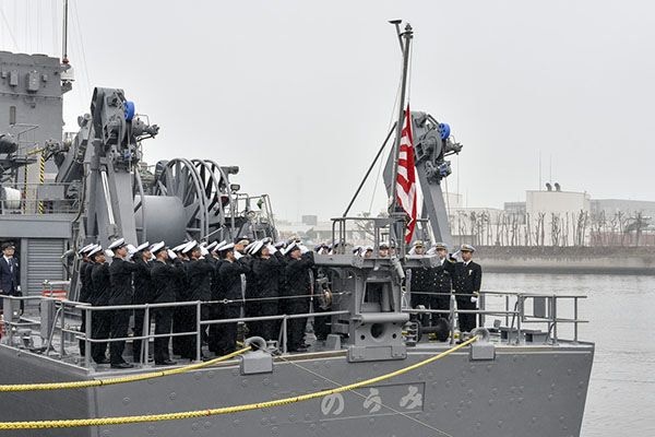 掃海艦「のうみ」引渡式・自衛艦旗授与式への出席