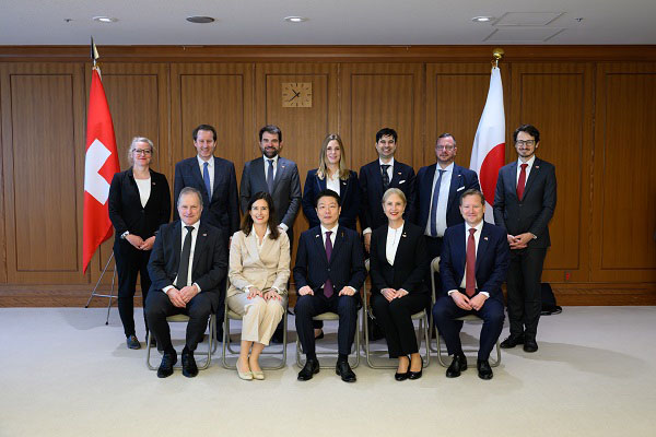 スイス国民議会議長・議員一行による副大臣表敬