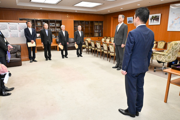 防衛人事審議会委員の退任に伴う防衛大臣感謝状贈呈式