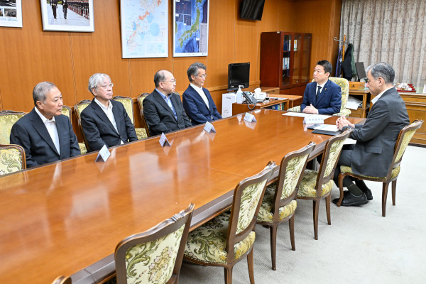 防衛人事審議会委員の退任に伴う防衛大臣感謝状贈呈式