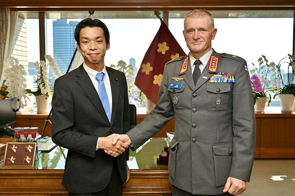 フィンランド国防軍司令官の井野防衛副大臣表敬
