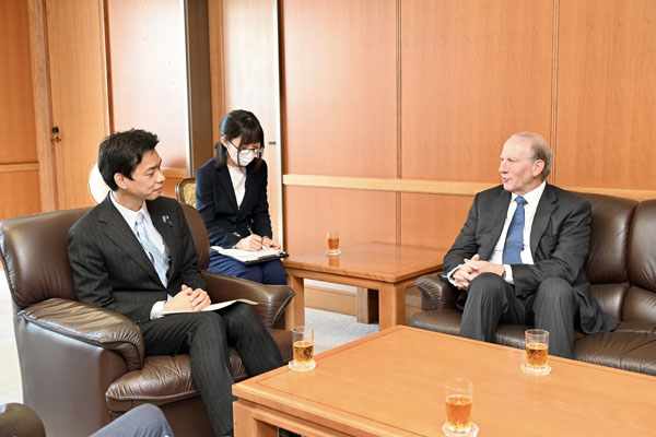 ハース米外交問題評議会会長の井野防衛副大臣表敬