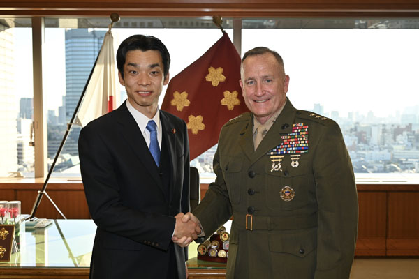 ジャーニー米太平洋海兵隊司令官の井野防衛副大臣表敬