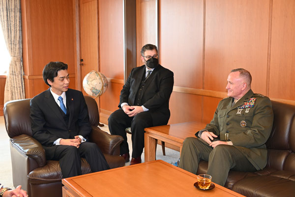 ジャーニー米太平洋海兵隊司令官の井野防衛副大臣表敬