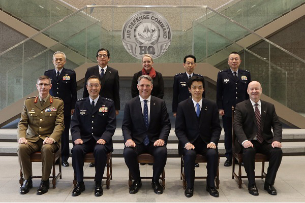 マールズ豪国防大臣との横田基地視察