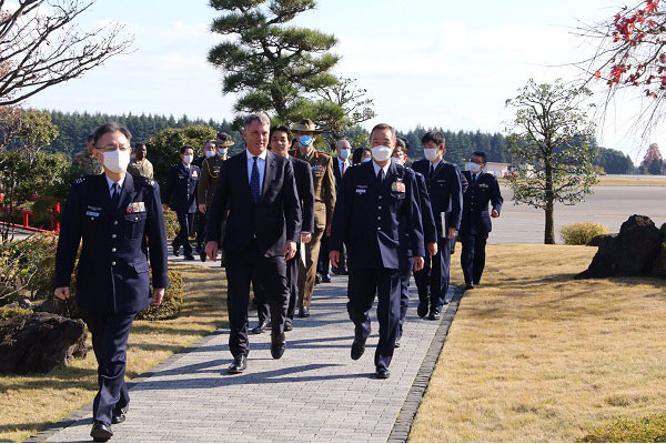 マールズ豪国防大臣との横田基地視察