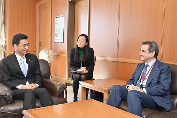 センダゴルタ駐日スペイン大使による井野防衛副大臣表敬