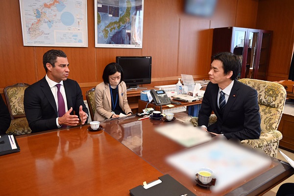スアレス米国マイアミ市長の井野防衛副大臣表敬