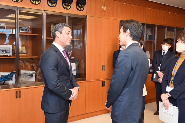 スアレス米国マイアミ市長の井野防衛副大臣表敬