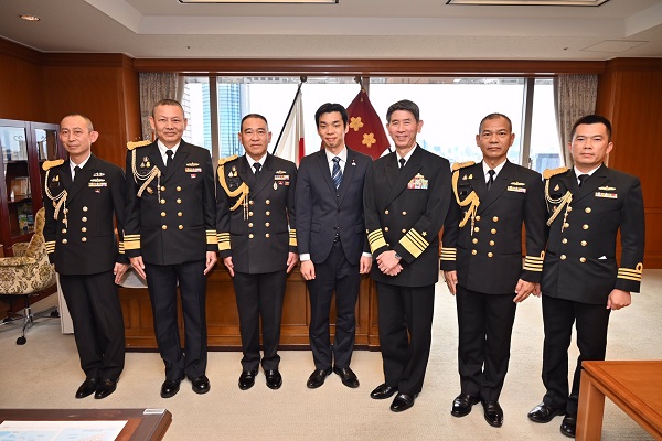 チャーンチャイ・タイ海軍司令官による井野防衛副大臣表敬