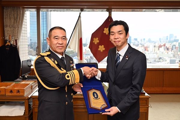 チャーンチャイ・タイ海軍司令官による井野防衛副大臣表敬