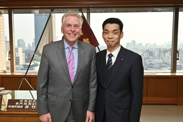マコーリフ元米国バージニア州知事による井野防衛副大臣表敬