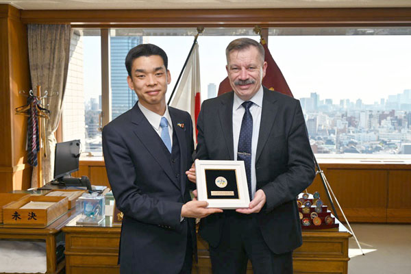 井野防衛副大臣とハヴリーロフ・ウクライナ国防副大臣による会談