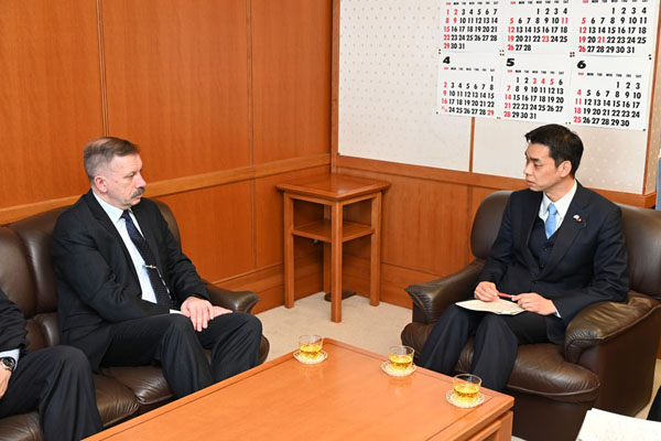井野防衛副大臣とハヴリーロフ・ウクライナ国防副大臣による会談