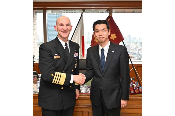 コールドウェル米海軍原子力推進機関部長の井野防衛副大臣表敬