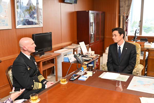 コールドウェル米海軍原子力推進機関部長の井野防衛副大臣表敬