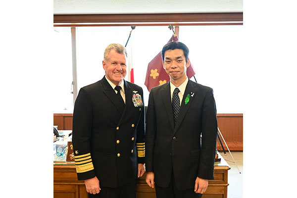 パパロ米太平洋艦隊司令官の井野防衛副大臣表敬