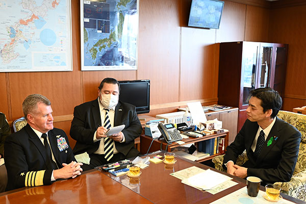 パパロ米太平洋艦隊司令官の井野防衛副大臣表敬