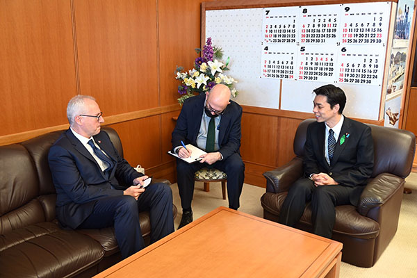 ギュンゲン駐日トルコ大使による井野防衛副大臣表敬