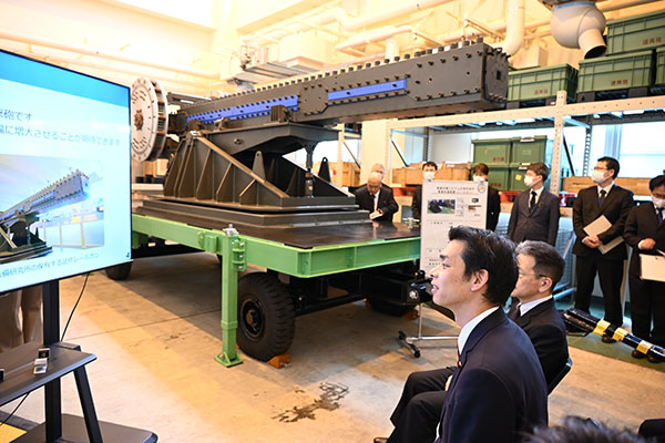 防衛装備庁陸上装備研究所等の視察