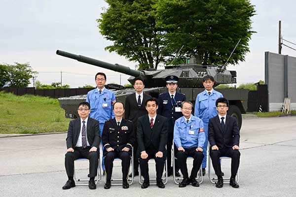 防衛装備庁陸上装備研究所等の視察