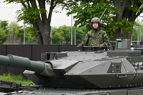 防衛装備庁陸上装備研究所等の視察