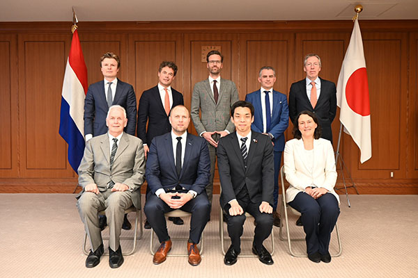 オランダ常任外交委員会議員団一行による井野防衛副大臣表敬