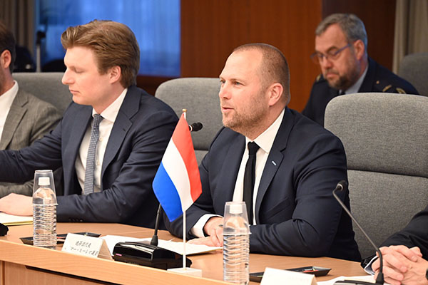 オランダ常任外交委員会議員団一行による井野防衛副大臣表敬
