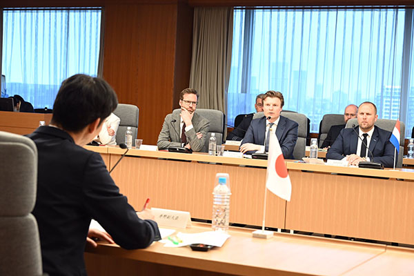 オランダ常任外交委員会議員団一行による井野防衛副大臣表敬