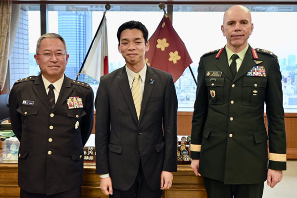 エア・カナダ参謀総長による井野防衛副大臣表敬