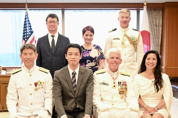 米海軍第７艦隊司令官トーマス中将の井野防衛副大臣表敬