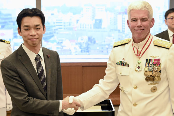 米海軍第７艦隊司令官トーマス中将の井野防衛副大臣表敬